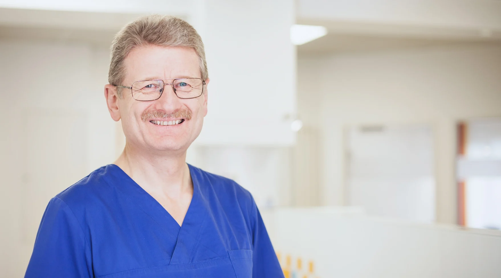 Dr. med. dent. Volker Zywietz in seiner Zahnarztpraxis